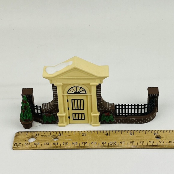 Dept 56 Olde World Antiques Gate‎ Porcelain Figures Disney Parks Village Series - Picture 7 of 8